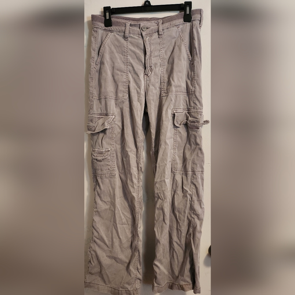 American Eagle Size 6 khaki-colored cargo pants featuring a multi-pocket utility